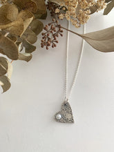 Charger l&#39;image dans la galerie, Pendentif coeur texturé en argent avec perle blanche
