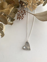 Load image into Gallery viewer, Pendentif coeur texturé en argent avec perle blanche
