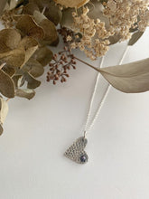 Load image into Gallery viewer, Pendentif coeur texturé en argent avec perle violet
