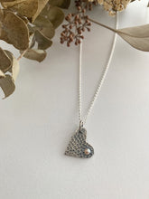 Charger l&#39;image dans la galerie, Pendentif coeur texturé en argent avec perle rose
