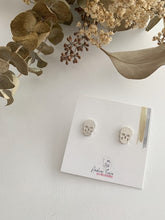 Load image into Gallery viewer, Boucles d&#39;oreilles minimalistes crânes en argent
