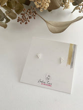 Load image into Gallery viewer, Boucles d&#39;oreilles triangles minimalistes en argent
