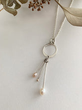 Load image into Gallery viewer, Pendentif en argent avec perle et boucle d&#39;or
