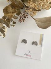 Charger l&#39;image dans la galerie, Boucles d&#39;oreilles minimalistes en argent

