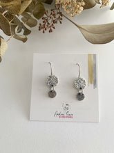 Load image into Gallery viewer, Boucles d&#39;oreilles rondes texturées en argent
