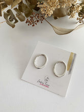Load image into Gallery viewer, Boucles d&#39;oreilles ovales texturées en argent

