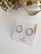 Load image into Gallery viewer, Boucles d&#39;oreilles ovales texturées en argent
