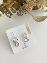 Load image into Gallery viewer, Boucles d&#39;oreilles anneaux forgés en argent
