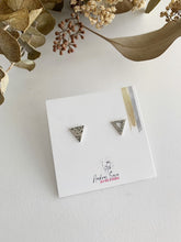 Load image into Gallery viewer, Boucles d&#39;oreilles triangles minimalistes en argent
