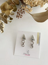 Load image into Gallery viewer, Boucles d&#39;oreilles triangles en argent
