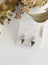 Load image into Gallery viewer, Boucles d&#39;oreilles triangles en argent
