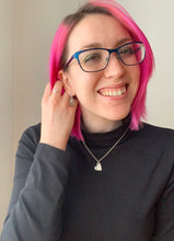 Charger l&#39;image dans la galerie, Pendentif coeur texturé en argent avec perle rose
