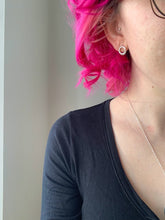 Charger l&#39;image dans la galerie, Boucles d&#39;oreilles rondes forgées en argent
