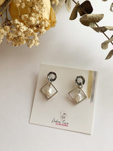 Charger l&#39;image dans la galerie, Boucles d&#39;oreilles beignes et losanges pendentes
