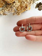 Charger l&#39;image dans la galerie, Boucles d&#39;oreilles barres et beignes
