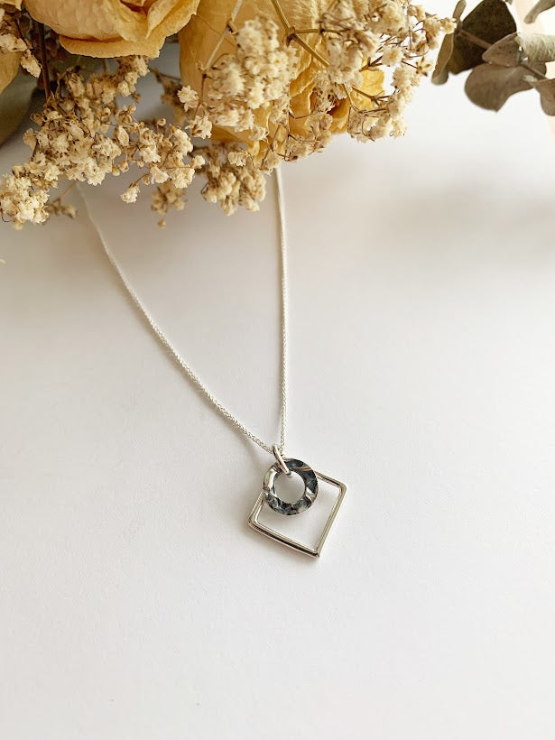 Pendentif beigne et losange