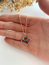 Load image into Gallery viewer, Pendentif beigne et losange
