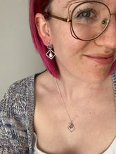 Charger l&#39;image dans la galerie, Boucles d&#39;oreilles beignes et losanges pendentes
