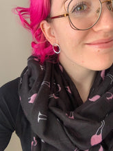 Load image into Gallery viewer, Boucles d&#39;oreilles ovales texturées en argent
