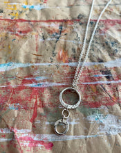 Load image into Gallery viewer, Pendentif anneaux ronds en argent
