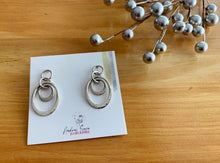 Load image into Gallery viewer, Boucles d&#39;oreilles ovales et rondes en argent
