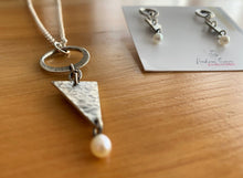 Load image into Gallery viewer, Pendentif triangle et rond en argent
