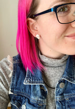 Charger l&#39;image dans la galerie, Boucles d&#39;oreilles minimalistes crânes en argent

