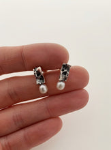 Load image into Gallery viewer, Boucles d&#39;oreilles avec perles en argent
