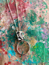 Load image into Gallery viewer, Pendentif texturé en argent
