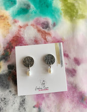 Charger l&#39;image dans la galerie, Boucles d&#39;oreilles rondes avec perle en argent
