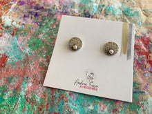 Charger l&#39;image dans la galerie, Boucles d&#39;oreilles rondes minimalistes avec perles
