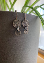 Load image into Gallery viewer, Boucles d&#39;oreilles rondes texturées en argent
