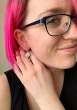Load image into Gallery viewer, Boucles d&#39;oreilles rondes texturées en argent
