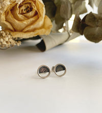 Load image into Gallery viewer, Boucles d&#39;oreilles délicates rondes en argent
