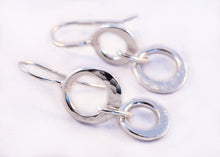 Load image into Gallery viewer, Boucles d&#39;oreilles anneaux forgés en argent
