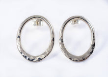 Load image into Gallery viewer, Boucles d&#39;oreilles ovales texturées en argent
