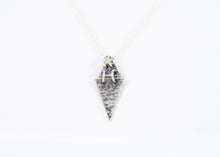 Load image into Gallery viewer, Pendentif triangle en argent

