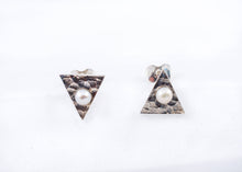 Load image into Gallery viewer, Boucles d&#39;oreilles triangles avec perles
