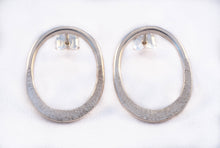 Load image into Gallery viewer, Boucles d&#39;oreilles ovales texturées en argent
