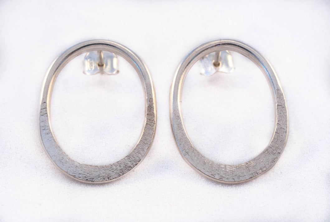Boucles d'oreilles ovales texturées en argent