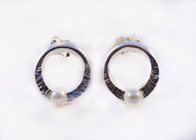 Load image into Gallery viewer, Boucles d&#39;oreilles en argent 925 texturées et forgées avec perles
