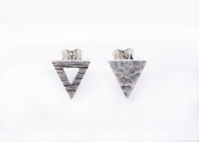 Load image into Gallery viewer, Boucles d&#39;oreilles triangles minimalistes en argent
