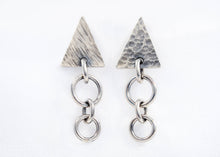 Load image into Gallery viewer, Boucles d&#39;oreilles triangles en argent
