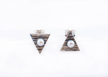 Load image into Gallery viewer, Boucles d&#39;oreilles triangles avec perles

