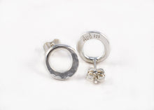 Charger l&#39;image dans la galerie, Boucles d&#39;oreilles rondes forgées en argent

