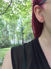Load image into Gallery viewer, Boucles d&#39;oreilles triangles minimalistes en argent
