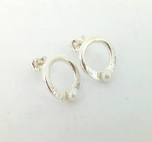 Load image into Gallery viewer, Boucles d&#39;oreilles en argent 925 texturées et forgées avec perles
