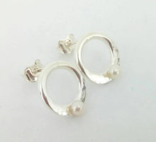 Load image into Gallery viewer, Boucles d&#39;oreilles en argent 925 texturées et forgées avec perles
