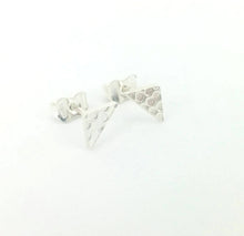 Load image into Gallery viewer, Boucles d&#39;oreilles triangles minimalistes en argent
