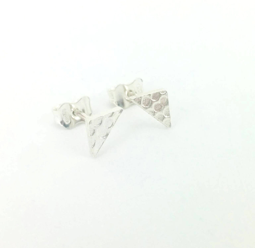 Boucles d'oreilles triangles minimalistes en argent